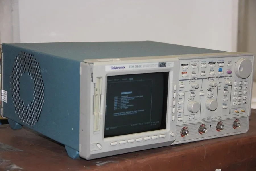 Осциллограф Tektronix TDS540C Digitizing Oscilloscope 4CH 500MHz 2GS/s (options  — фото лота 1