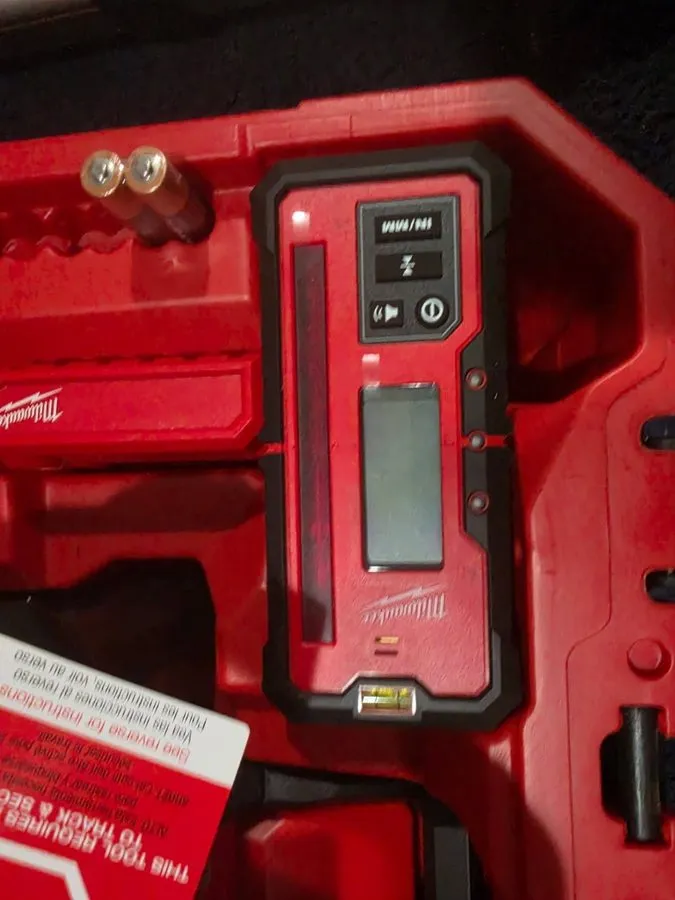 Нивелир Milwaukee M18 Red Exterior Rotary Laser Level Kit w/ Receiver 3701-21 — фото лота 1