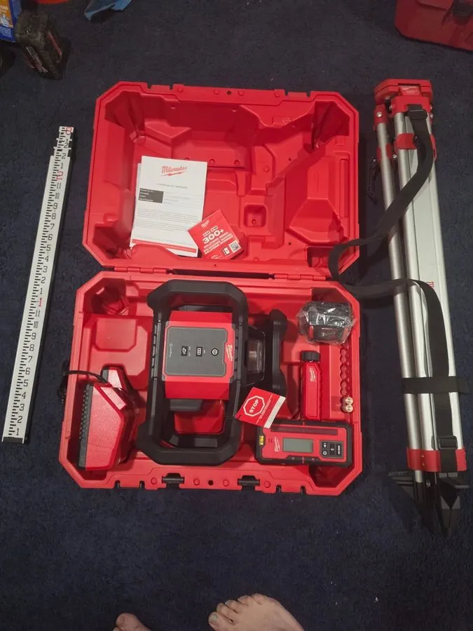 Нивелир Milwaukee M18 Red Exterior Rotary Laser Level Kit w/ Receiver 3701-21 — фото лота 2