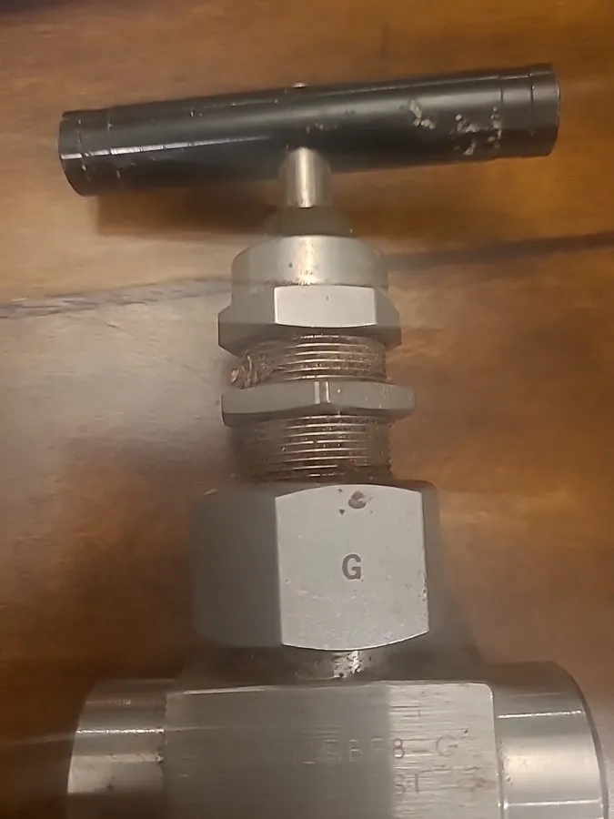Клапан Swagelok Ss-12nbf8 1/2" Fnpt 6k Needle Valve W Box 1 Qty — фото лота 2
