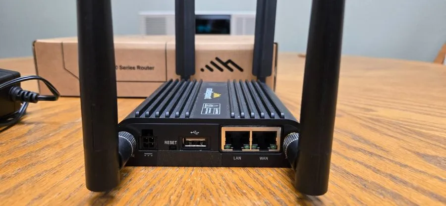 Маршрутизатор Cradlepoint IBR900 Series LTE Wi-Fi 5 Router IBR900-1200M-B
