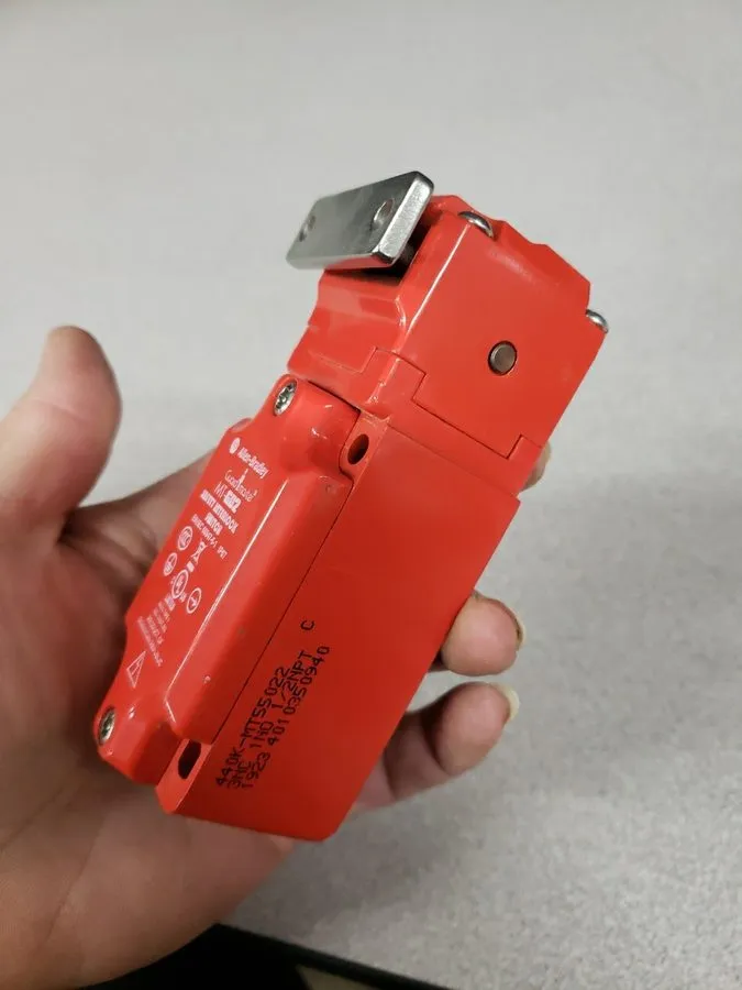 Реле безопасности Allen Bradley 440K-MT55022 MT-GD2 Guardmaster Safety Interlock — фото лота 2