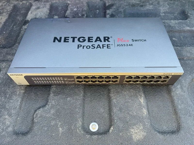 Коммутатор Netgear ProSafe Plus JGS524E 24-Port Gigabit Switch with Power Lead