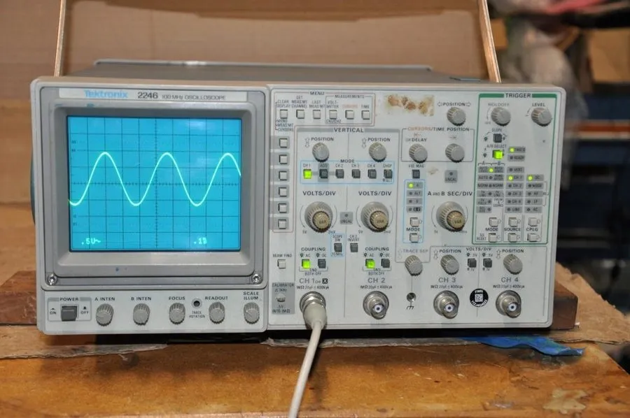 Осциллограф TEKTRONIX 2246 4 Channel 100 MHz Oscilloscope
