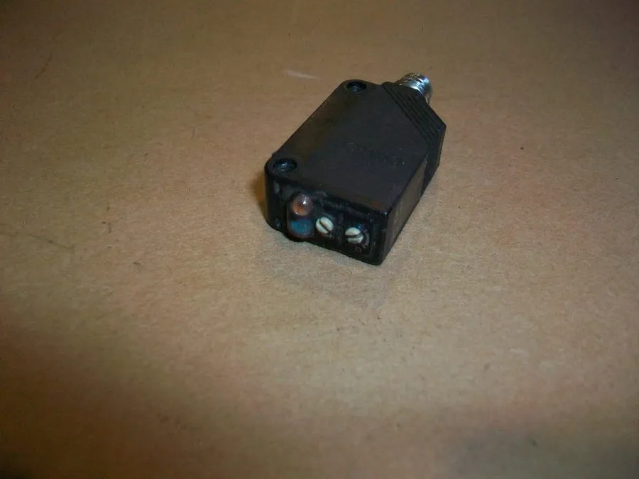 Фотоэлектрический датчик OMRON E3Z-L86 COMPACT PHOTOELECTRIC SENSOR PNP In 24Vdc