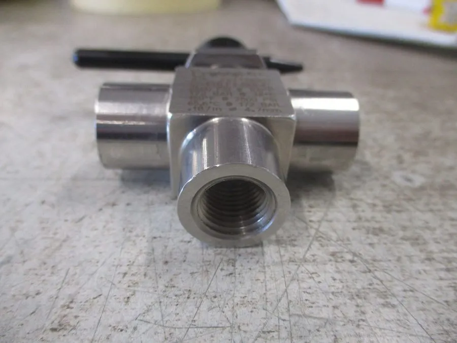 Клапан Swagelok Stainless Steel 3-Way Ball Valve SS-43XLF4-BKB-KL 2500 PSIG Box