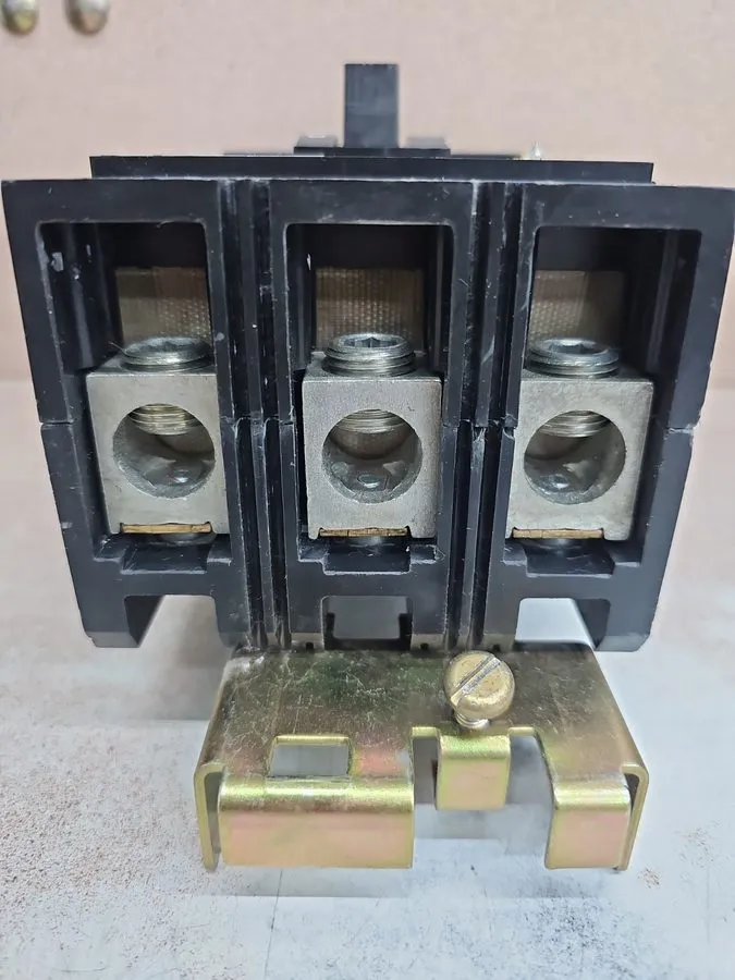 Автоматический выключатель Square D KC34200 200 Amp 480 VAC 3 Pole 65ka@480V I-L