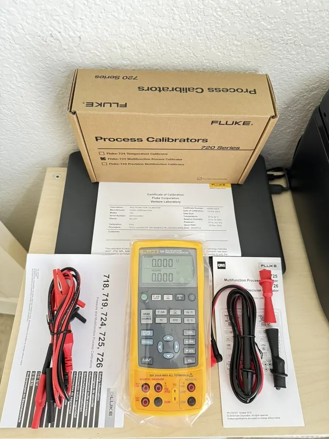 Калибратор FLUKE 725 MULTIFUNCTION PROCESS CALIBRATOR W / LEADS / BOX CAL 2024 — фото лота 1