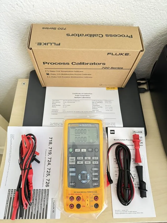 Калибратор FLUKE 725 MULTIFUNCTION PROCESS CALIBRATOR W / LEADS / BOX CAL 2024 — фото лота 2