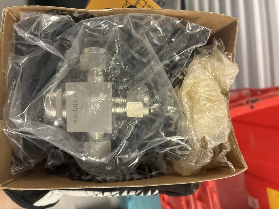 Клапан Whitey SS-44XS6 Stainless Steel Manual Ball Valve 3/8 in NPT 1100 WOG
