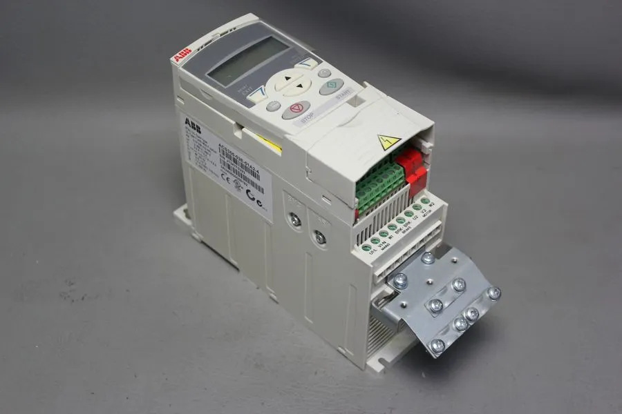 Частотный преобразователь ABB 1/2HP AC DRIVE W/ KEYPAD ACS355-03E-01A2-4