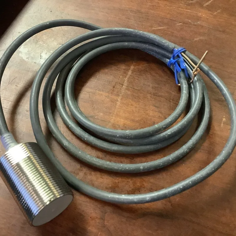 Датчик приближения Omron E2E-X10E1 23X0 12-24VDC Proximity Sensor