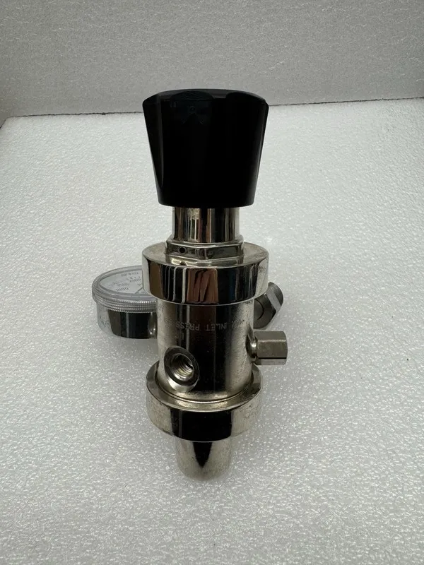 Трубопроводная арматура AIRGAS PRESSURE REGULATOR P/N Y12-S727D — фото лота 2