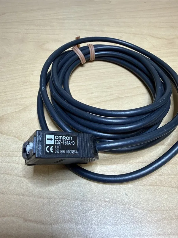Фотоэлектрический датчик Omron E3Z-T61A-D Photoelectric Sensor 12-24 Vdc — фото лота 1