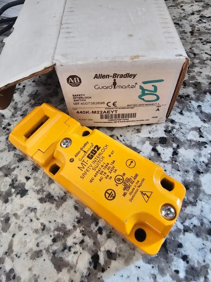 Реле безопасности Allen-Bradley MT-GD2 Guardmaster Safety Interlock Switch 440K- — фото лота 1