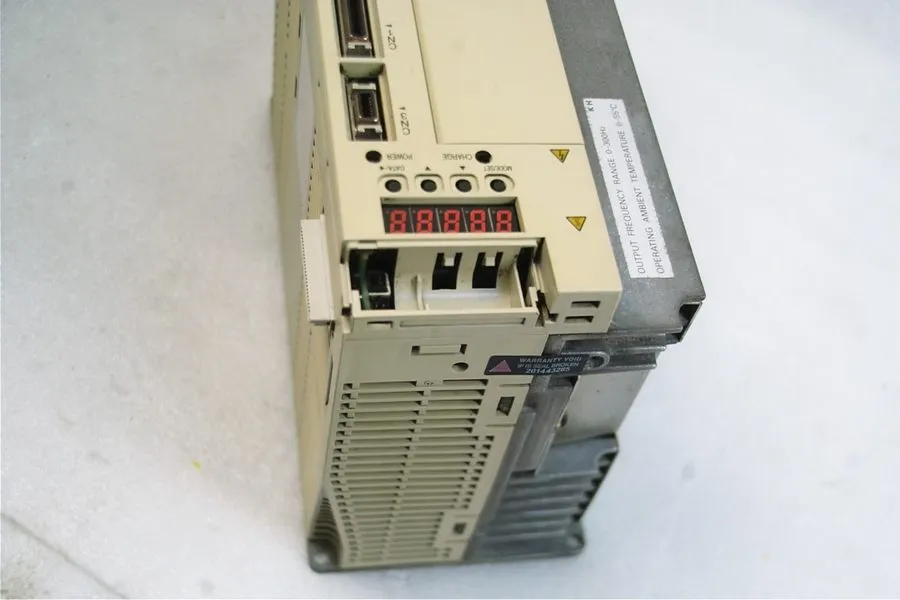 Сервопривод YASKAWA SERVOPACK DRIVER SGDH-30AE WORKING
