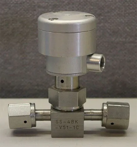Клапан Swagelok Bellows Sealed Valve SS-4BK-V51-1C, 1/4" Female VCR
