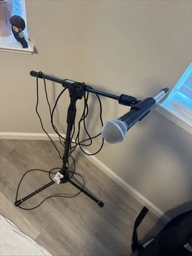 Микрофон Shure Dynamic Cardiod SM58 Microphone w/ Proline MS220BK Boom Stand — фото лота 1