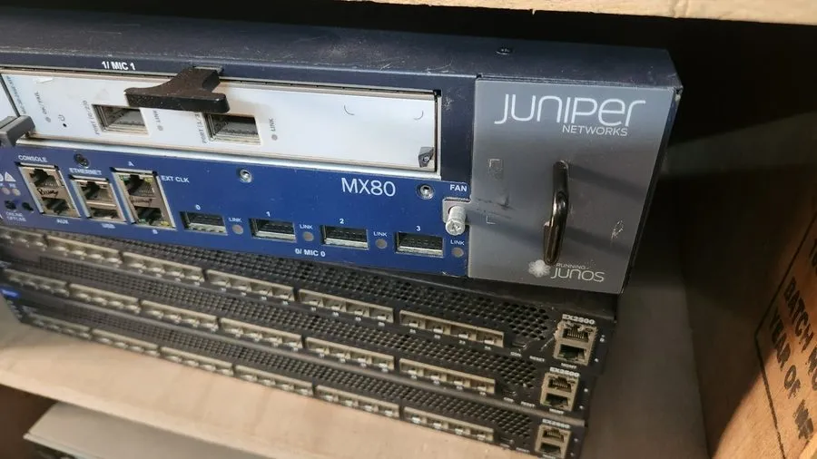 Маршрутизатор Juniper MX80-AC Router CHAS-MX80-S w/ 4x 10GE XFP built-in PWR-MX8