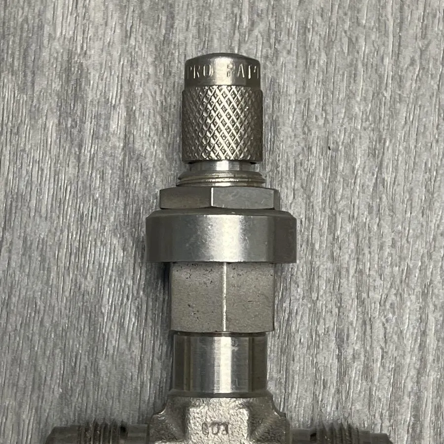 Клапан Swagelok Nupro SS-4MGVR4 Stainless Metering Valve 1/4 In Male VCR Tee Fit — фото лота 2