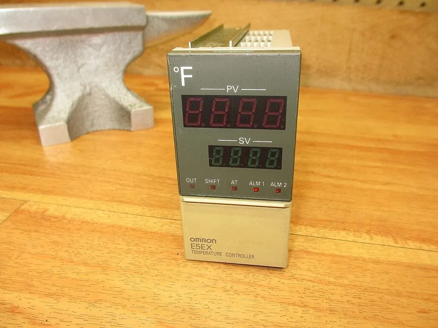 Датчик температуры OMRON E5EX-A-F TEMPERATURE CONTROLLER