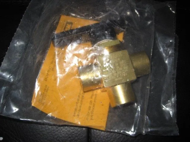 Клапан Swagelok B-43XF4 Brass 1-Piece 40 Series 3-Way Ball Valve FNSP — фото лота 1