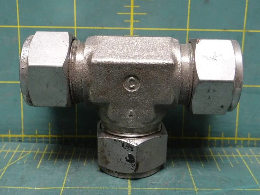 Фитинг Swagelok SS-1210-3 Stainless Steel 3/4 in Compression Tee Fitting