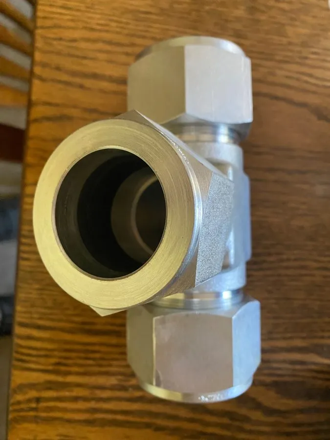 Фитинг Swagelok S-2400-3 Union Tee Steel Compression Fitting 1-1/2" Tube — фото лота 1