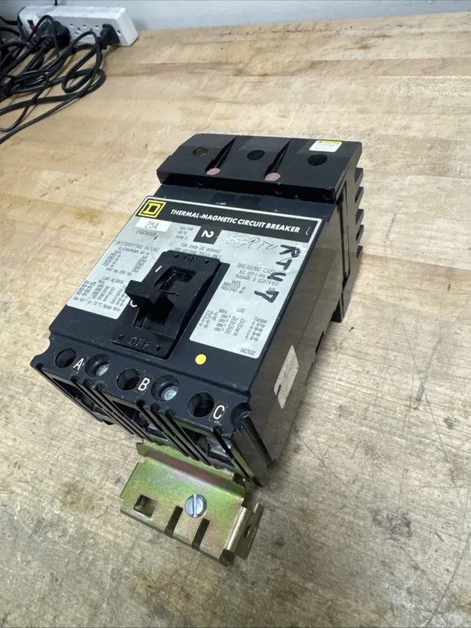 Автоматический выключатель SQUARE D FHB36025 FHB I-LINE 3 POLE 25 AMP 480v CIRCU
