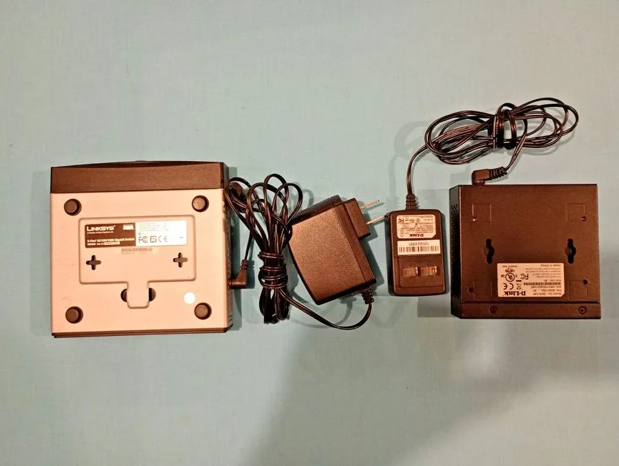 Коммутатор Linksys SD2005 and D-Link DGS-105 5 Port 10/100/1000 Gigabit Switches — фото лота 1