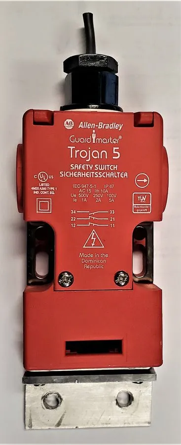 Реле безопасности Allen Bradley Guardmaster Trojan 5 Safety Interlock Switch 440