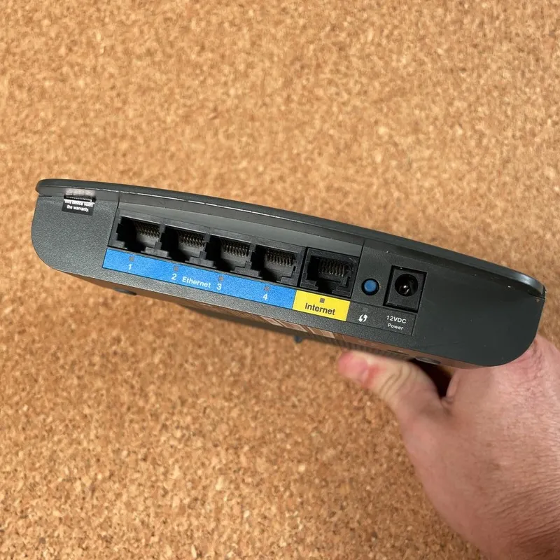 Маршрутизатор Linksys E900 300 Mbps 4-Port 10/100 Wireless N Router (E900-NP)