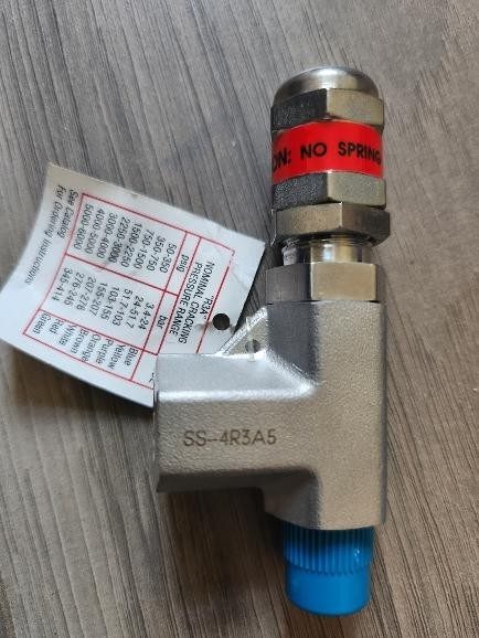 Клапан SWAGELOK SS-4R3A5 724808001 Gauge Filter Valve Manifold