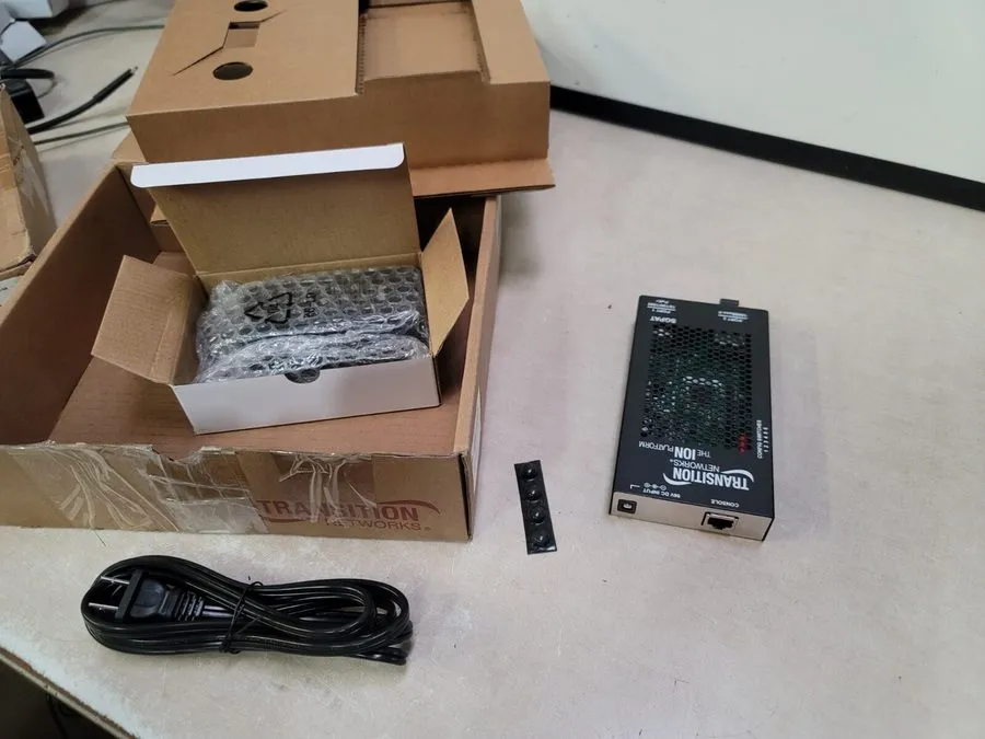 Медиаконвертер Transition Networks SGPAT1013-105 Transceiver/Media Converter