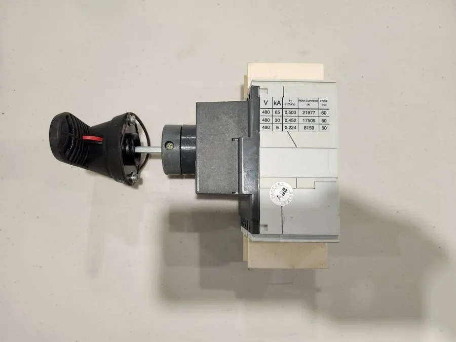Автоматический выключатель ABB T2H100TL 100 A CIRCUIT BREAKER W/ HANDLE MECH 480 — фото лота 1