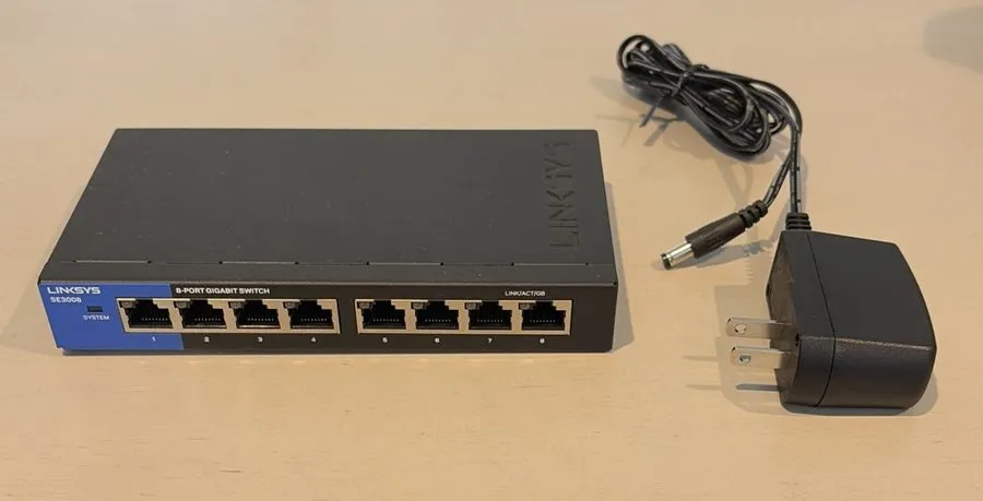 Коммутатор Linksys SE3008V2 8-Port Gigabit Ethernet Switch Black and Blue