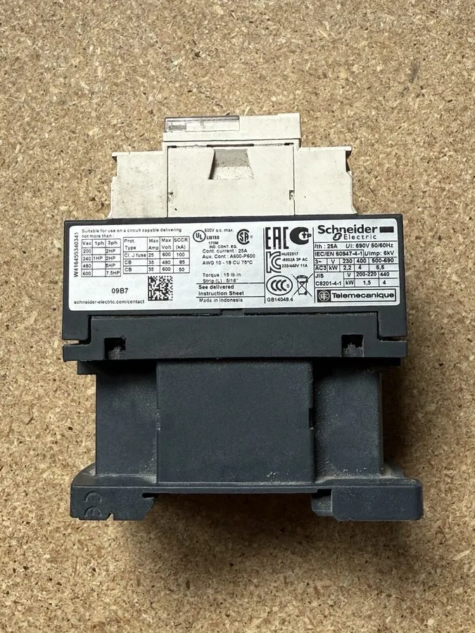 Контактор Schneider Electric LC1D09B7 TeSys D Contactor 3P 9A 4kW Coil 24V AC 50