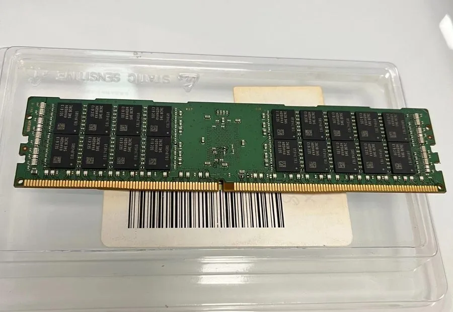 Модуль памяти Samsung Server RAM 16GB 2Rx4 PC4-2400T DDR4 M393A2G40EB1-CRC0Q M E — фото лота 1