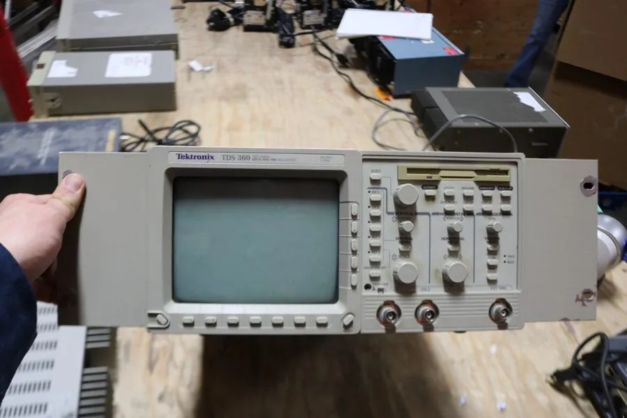 Осциллограф Tektronix TDS 360 Digital Oscilloscope 200MHz 1GS/s 2 channels, Powe — фото лота 1