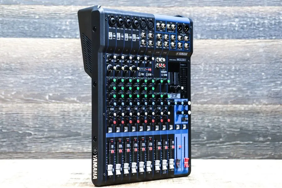 Микшерный пульт Yamaha MG12XU Mixing Console USB Audio 12-Channel Analog Mixer w — фото лота 2