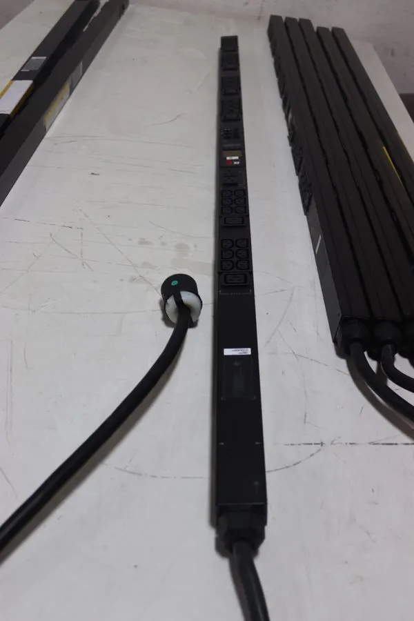 Блок розеток PDU APC AP8861 Metered Rack PDU 0U 5.7kW 208V 36x C13 6x C19 2x 5-2