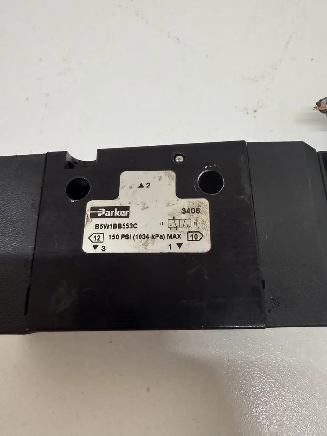 Электромагнитный клапан Parker B5W1BB553C Pneumatic Solenoid Valve 1/4" NPT 120V — фото лота 1