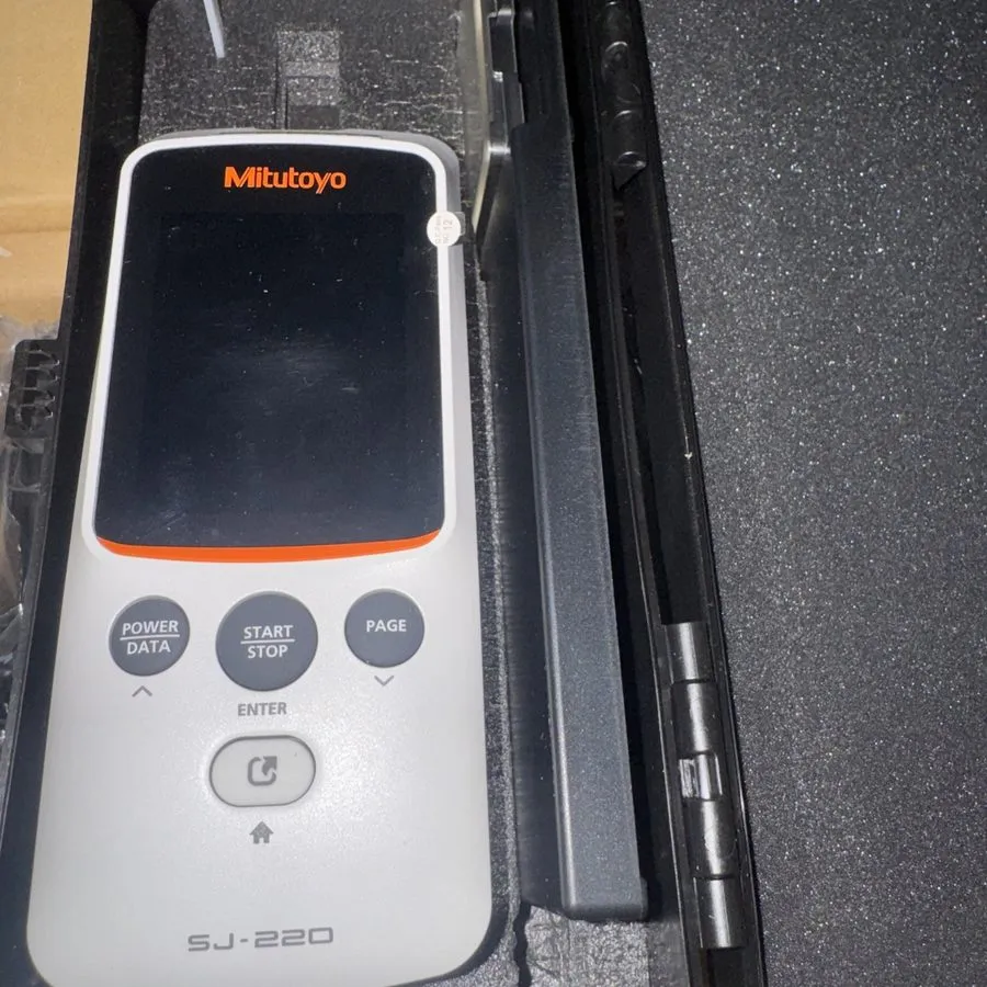 Профилометр MITUTOYO SJ-220 SURFTEST PORTABLE SURFACE ROUGHNESS TESTER 178-741-1 — фото лота 1