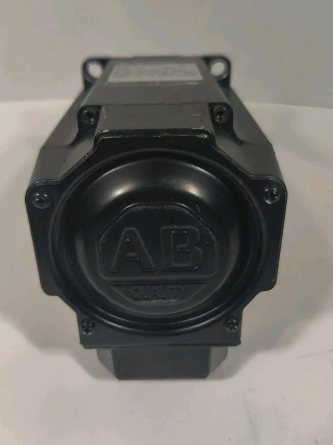Серводвигатель Allen Bradley MPL-B430P-SJ22AA Servo Motor 5000RPM 2.4KW 3PH 460V