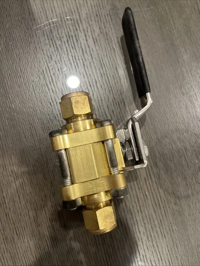 Клапан Swagelok B-63TS8 Brass 3-Piece 60 Series Ball Valve FNSP
