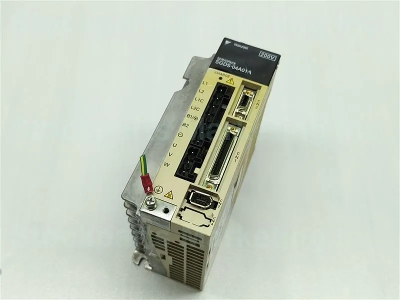 Сервопривод YASKAWA SGDS-04A01A SERVOPACK DRIVE 3PH 0-230V 0-300Hz 2.8A 400W