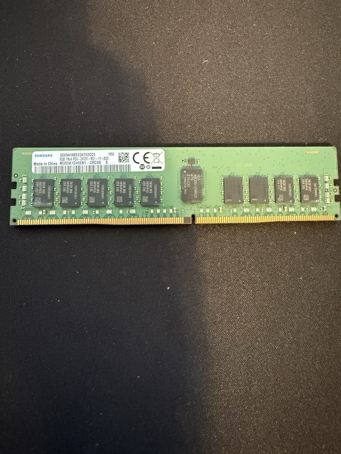 Модуль памяти SAMSUNG 8GB 1Rx4 DDR4-2400 PC4-2400T Registered ECC RAM M393A1G40E — фото лота 1