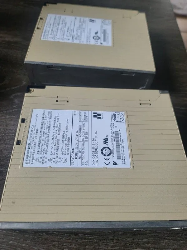 Сервопривод YASKAWA SERVOPACK SGDV-R70A11A 200V 50W 3ph 2pc