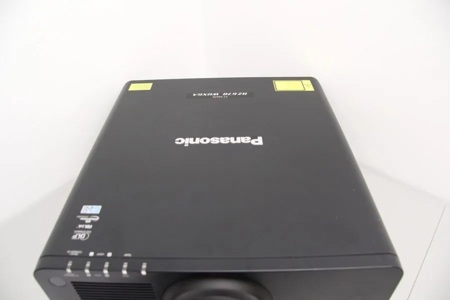 Проектор Panasonic PT-RZ670 Laser DLP Projector 55808 Hours Works Great — фото лота 2
