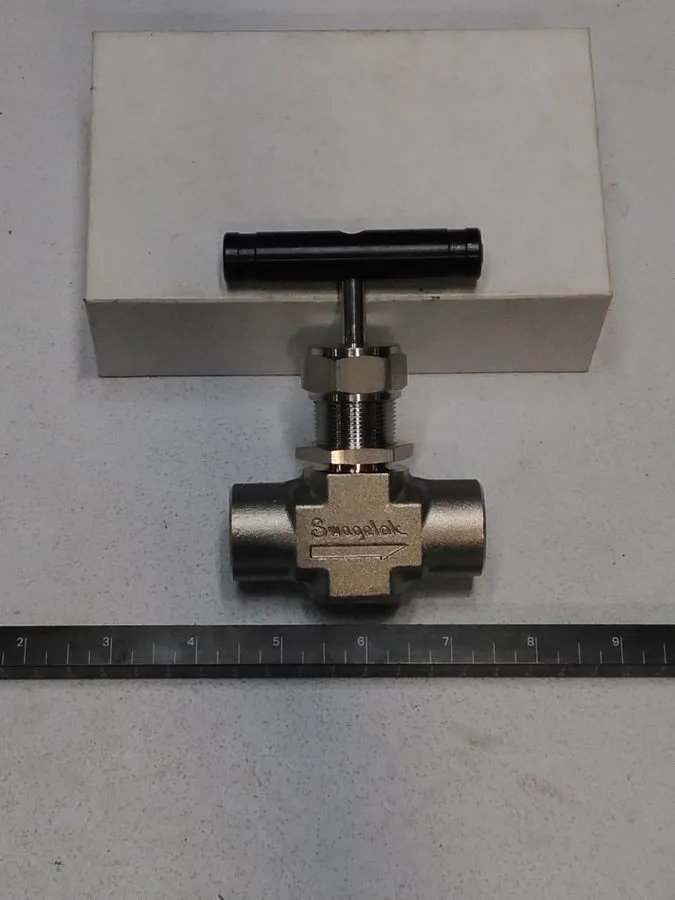 Клапан Swagelok Needle valve, 18 series, 1/2" FNPT ends, SS-18RF8